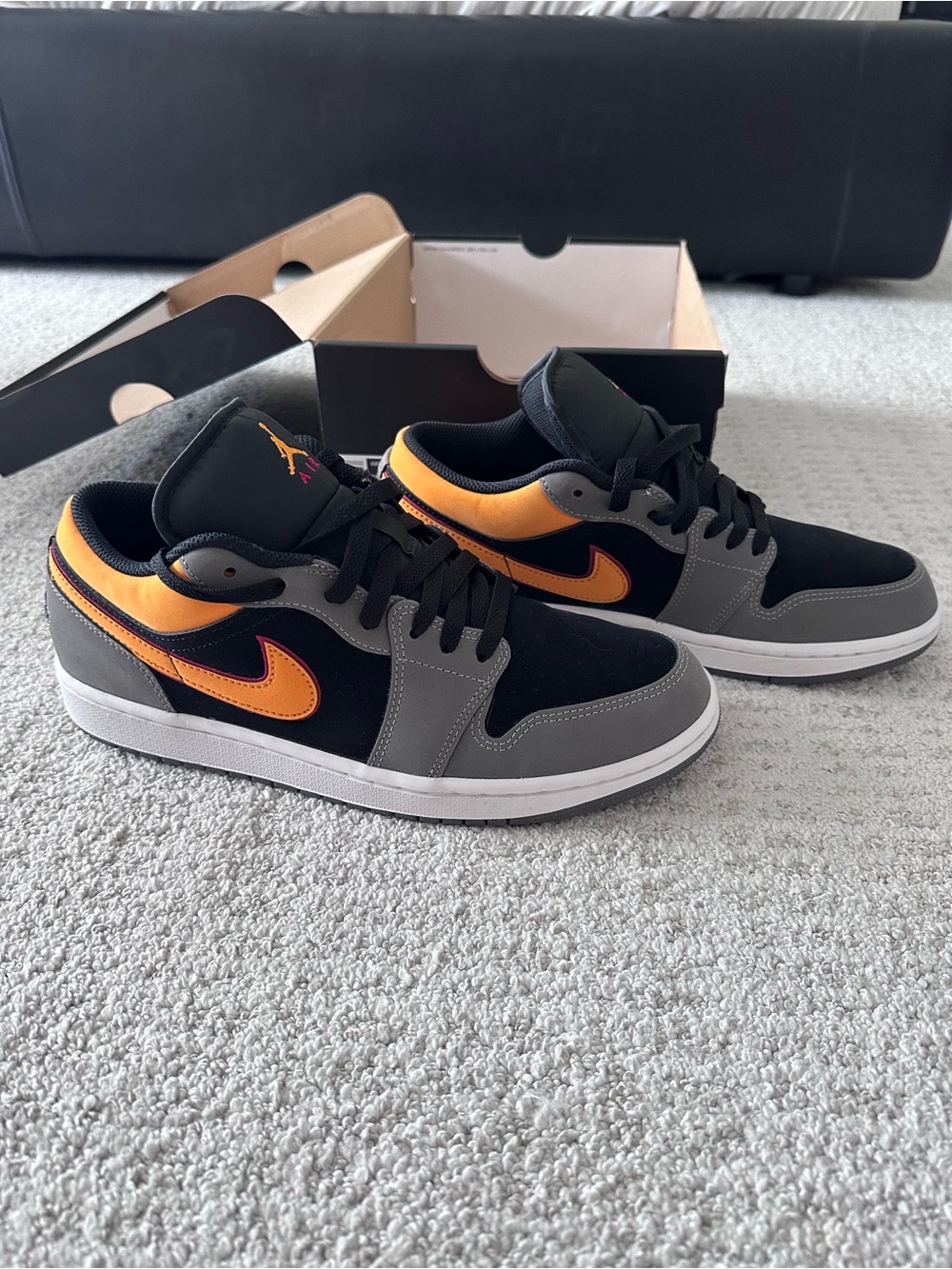 Jordan 1 Low SE
Light Graphite Vivid Orange